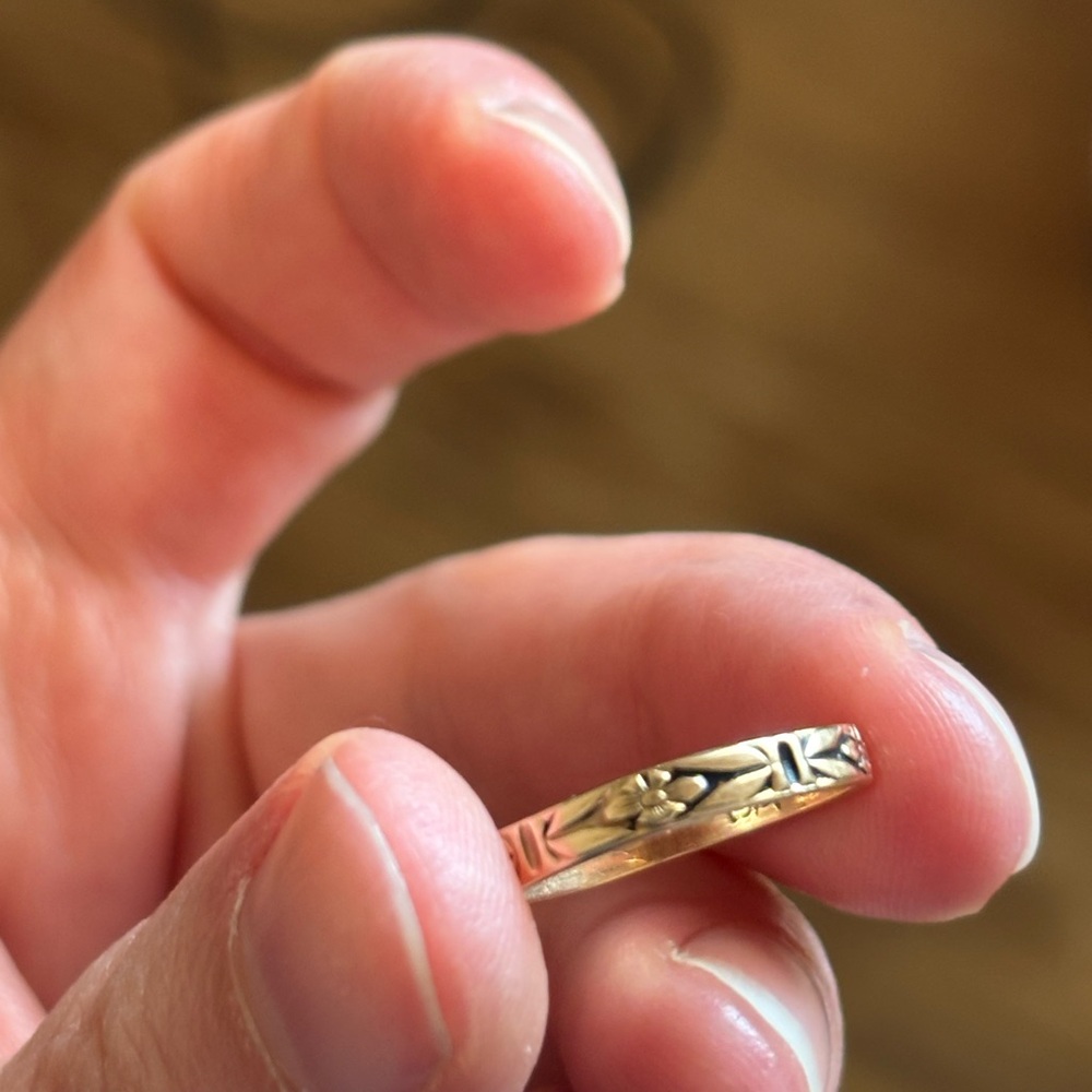 14k Gold Antiqued Floral Band